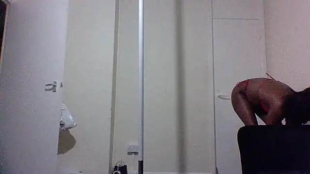 Snapshot of Cinderella_Jewels_ chatting on March 12, 2025, 9:45 pm Cinderella Jewels  online show from March 12, 2025, 9:45 pm