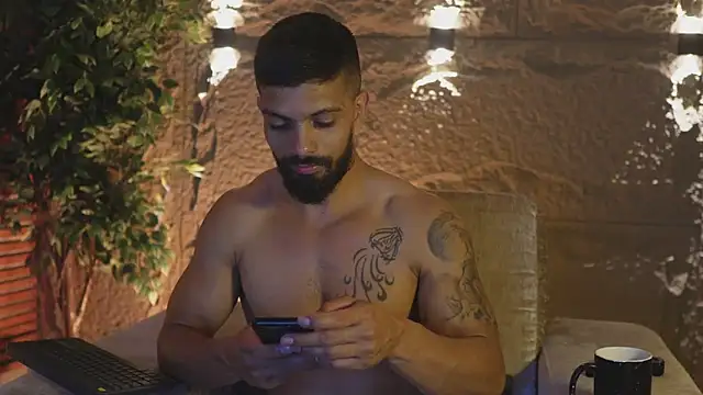 Snapshot of DannSaenz chatting on September 25, 2025, 1:22 am DannSaenz online show from September 25, 2025, 1:22 am