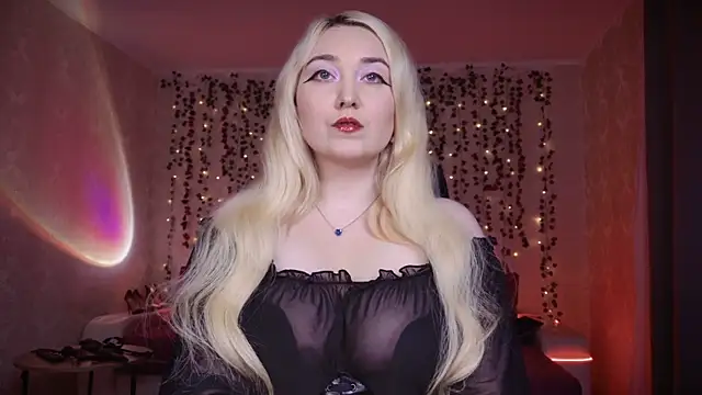 Snapshot of AllisonBlack_ chatting on October 6, 2025, 8:42 pm AllisonBlack  online show from October 6, 2025, 8:42 pm