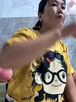 Snapshot of Linaannn chatting on October 17, 2025, 11:28 pm Linaannn online show from October 17, 2025, 11:28 pm