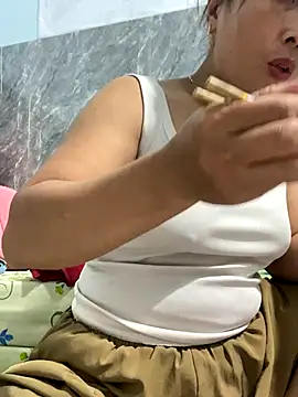 Snapshot of Linaannn chatting on October 29, 2025, 10:58 am Linaannn online show from October 29, 2025, 10:58 am