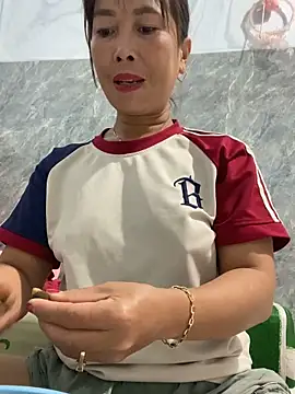 Snapshot of Linaannn chatting on October 22, 2025, 11:36 pm Linaannn online show from October 22, 2025, 11:36 pm