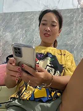 Snapshot of Linaannn chatting on October 21, 2025, 12:11 am Linaannn online show from October 21, 2025, 12:11 am