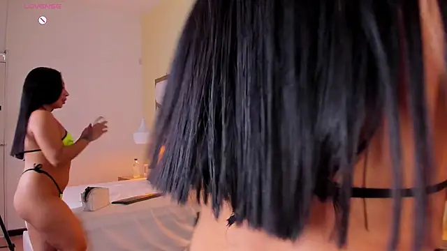 Snapshot of CarolineMaldonado chatting on October 4, 2025, 12:28 pm CarolineMaldonado online show from October 4, 2025, 12:28 pm