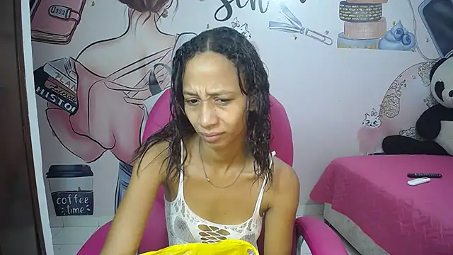 Snapshot of EMMA_SWEETT1 chatting on September 24, 2025, 12:33 pm EMMA SWEETT1 online show from September 24, 2025, 12:33 pm