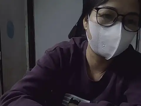 Snapshot of JuliaCiona chatting on November 13, 2025, 4:11 pm JuliaCiona online show from November 13, 2025, 4:11 pm