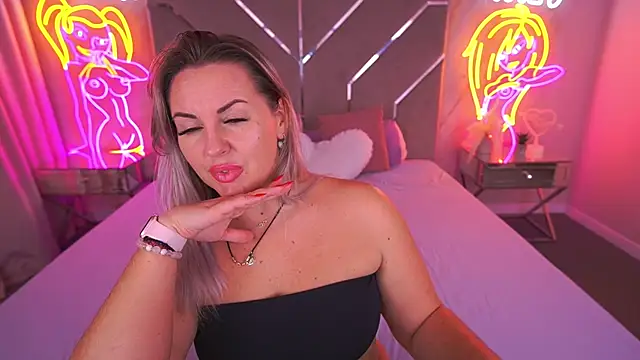 KiraCandyS online show from November 24, 2025, 9:15 pm