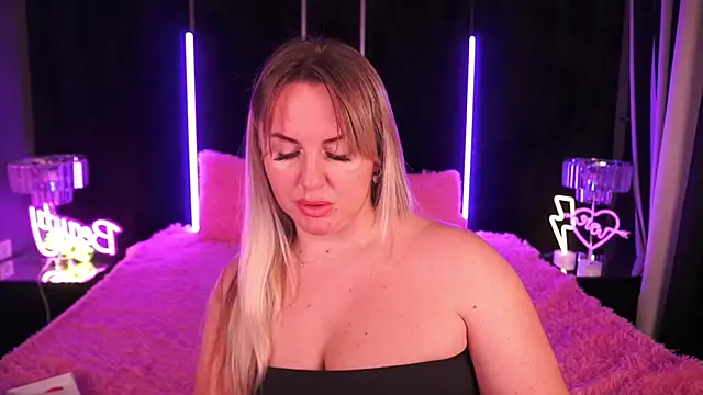 KiraCandyS online show from February 4, 2025, 8:49 pm