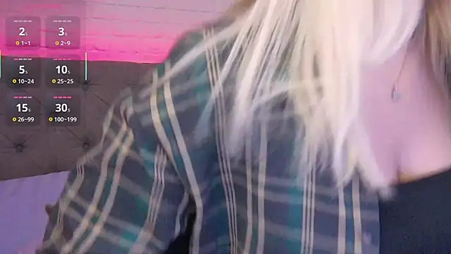 Snapshot of Born_to_Blow chatting on October 17, 2025, 1:20 am Born to Blow online show from October 17, 2025, 1:20 am