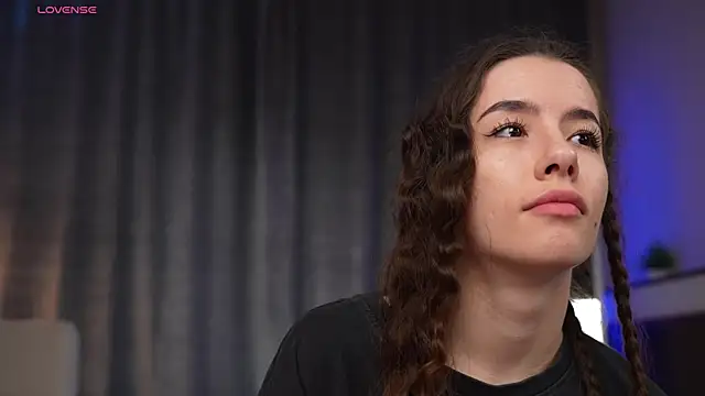 Amely Young online show from April 13, 2026, 2:37 am