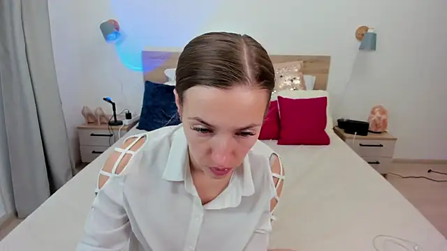 KateRedgar online show from September 22, 2025, 8:42 am