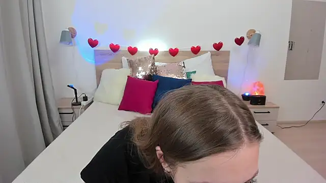 KateRedgar online show from February 8, 2026, 1:53 pm