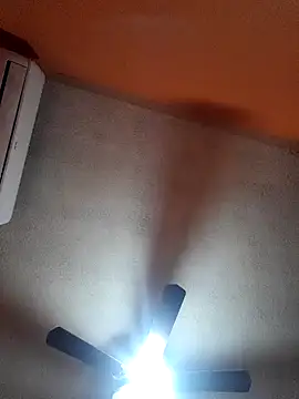 miicheele32 online show from January 28, 2025, 8:36 pm