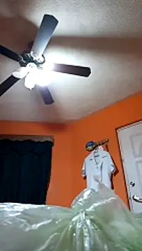 Snapshot of miicheele32 chatting on December 16, 2025, 8:18 am miicheele32 online show from December 16, 2025, 8:18 am