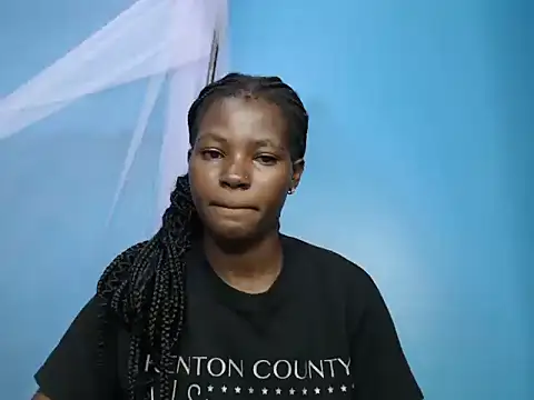 Snapshot of TrishaKalid chatting on October 5, 2025, 8:27 am TrishaKalid online show from October 5, 2025, 8:27 am