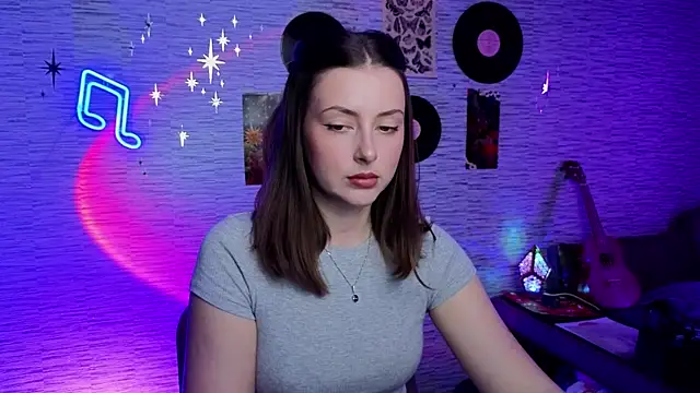 GloriaElmer online show from March 18, 2025, 6:06 am