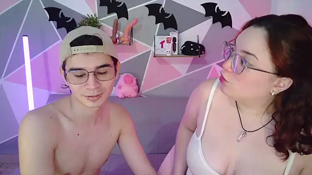 Snapshot of AndrewAnndCherry chatting on October 18, 2025, 12:45 am AndrewAnndCherry online show from October 18, 2025, 12:45 am