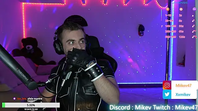 Snapshot of Mikev chatting on November 13, 2025, 7:07 pm Mikev online show from November 13, 2025, 7:07 pm