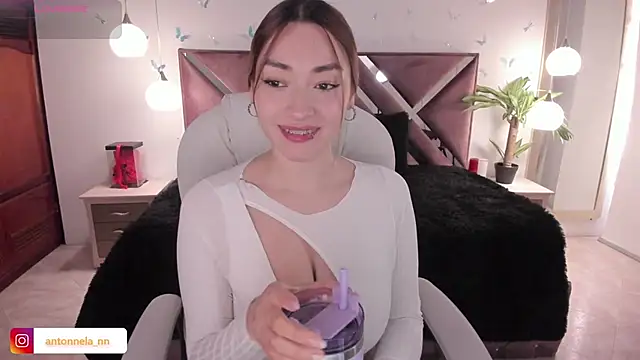  Antonnela  online show from December 4, 2025, 4:06 pm