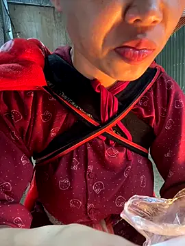 Snapshot of Laura8910 chatting on November 11, 2025, 12:38 am Laura8910 online show from November 11, 2025, 12:38 am