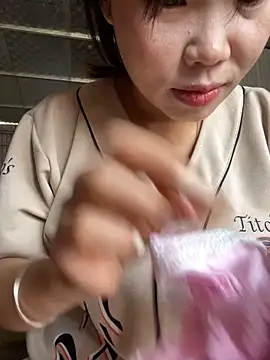 Snapshot of Laura8910 chatting on March 4, 2025, 3:22 am Laura8910 online show from March 4, 2025, 3:22 am