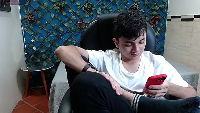 Snapshot of Waturox chatting on October 8, 2025, 7:25 pm Waturox online show from October 8, 2025, 7:25 pm