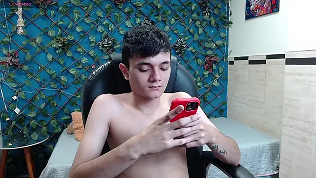 Snapshot of Waturox chatting on October 3, 2025, 7:37 pm Waturox online show from October 3, 2025, 7:37 pm