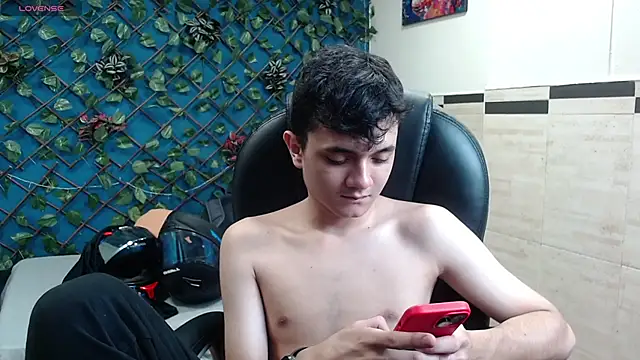 Snapshot of Waturox chatting on October 6, 2025, 7:36 pm Waturox online show from October 6, 2025, 7:36 pm