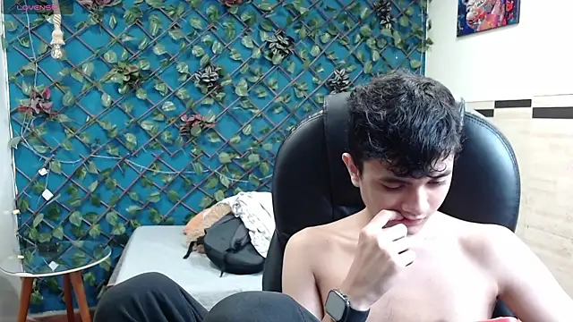 Snapshot of Waturox chatting on October 15, 2025, 7:33 pm Waturox online show from October 15, 2025, 7:33 pm