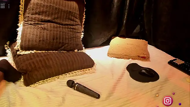 MiaKnox online show from February 3, 2026, 6:40 am