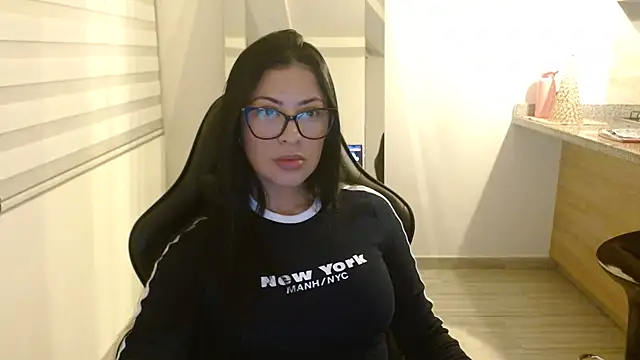 Snapshot of Charlotte_cute18 chatting on December 13, 2025, 11:33 pm Charlotte cute18 online show from December 13, 2025, 11:33 pm