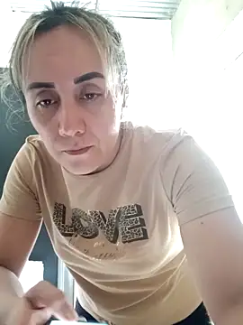 Snapshot of Isabel23zr chatting on April 25, 2026, 2:36 pm Isabel23zr online show from April 25, 2026, 2:36 pm