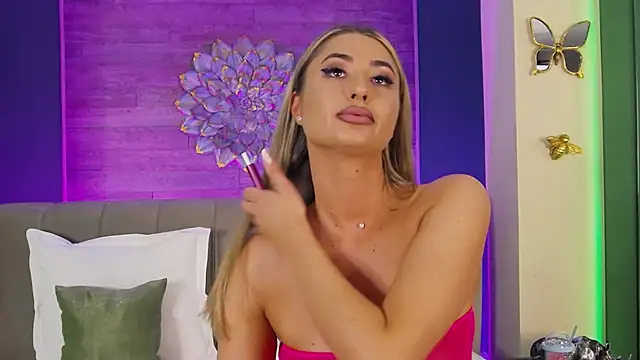 LoraDevine online show from April 3, 2026, 6:58 pm