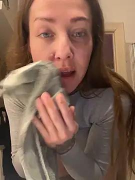 Snapshot of ElenaHaze chatting on October 21, 2025, 7:30 am ElenaHaze online show from October 21, 2025, 7:30 am