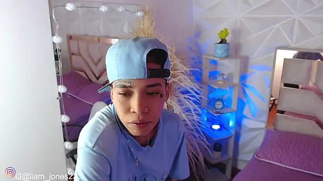 Jonesliam23 online show from September 18, 2025, 7:17 pm