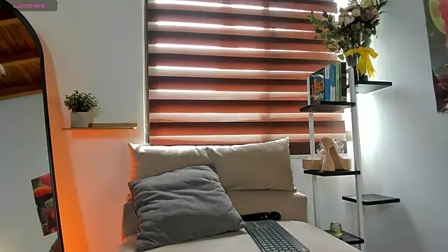 Snapshot of Saraycum chatting on October 12, 2025, 6:20 pm Saraycum online show from October 12, 2025, 6:20 pm