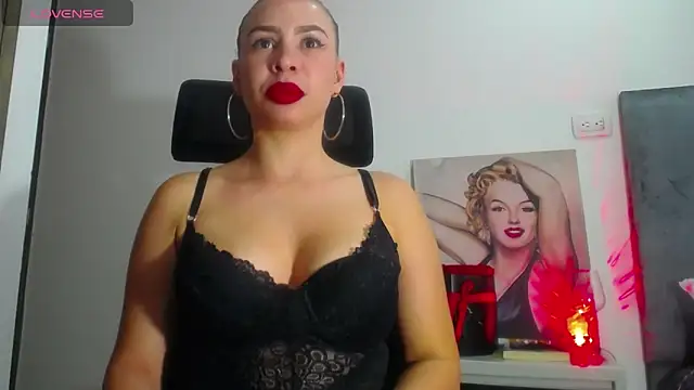 Shantalhotx69 online show from December 14, 2024, 9:13 pm