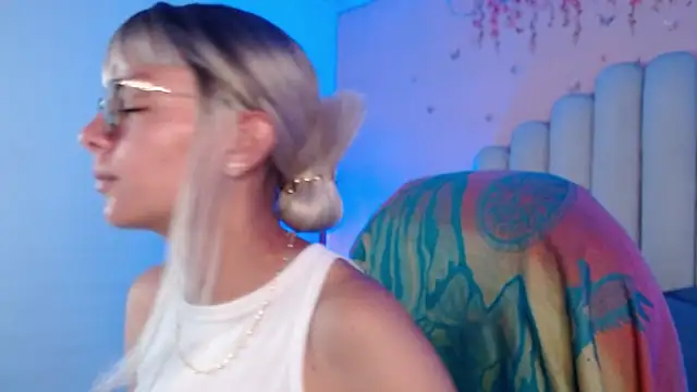 Snapshot of peyton_golden1 chatting on September 22, 2025, 3:23 am peyton golden1 online show from September 22, 2025, 3:23 am