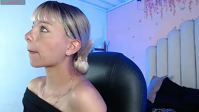 Snapshot of peyton_golden1 chatting on September 24, 2025, 3:35 am peyton golden1 online show from September 24, 2025, 3:35 am