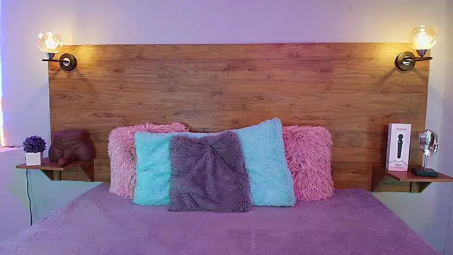 MOLLYWOODD online show from September 25, 2025, 1:17 pm