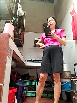 Snapshot of Tinease chatting on October 27, 2025, 4:02 am Tinease online show from October 27, 2025, 4:02 am