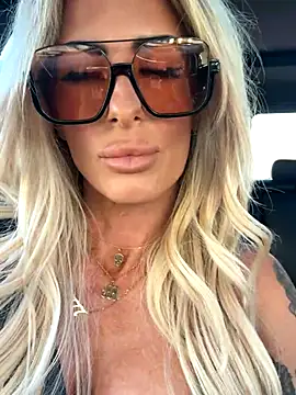 Snapshot of blondiluvsanal chatting on October 4, 2025, 10:11 pm blondiluvsanal online show from October 4, 2025, 10:11 pm