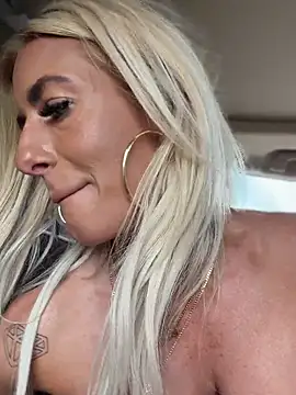 blondiluvsanal online show from April 15, 2026, 5:17 pm