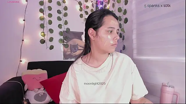 Snapshot of moonliiiight1 chatting on September 18, 2025, 9:07 pm moonliiiight1 online show from September 18, 2025, 9:07 pm