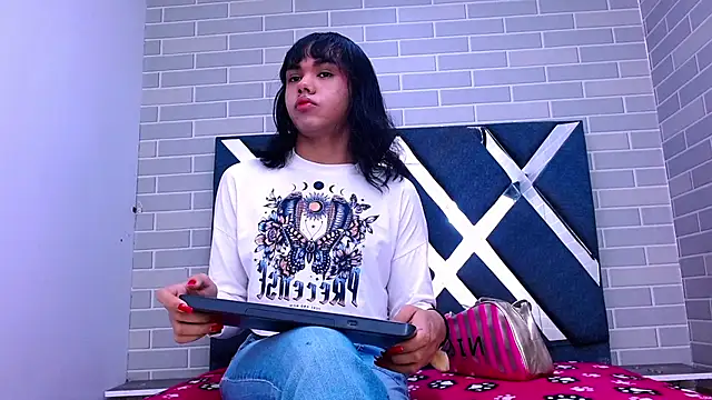 AndreaGil  online show from September 23, 2025, 7:54 pm