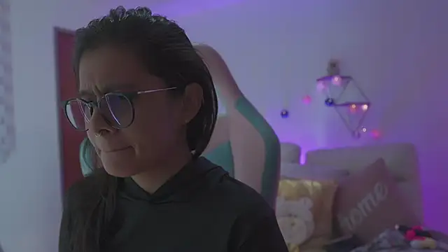 megan ssmith  online show from November 12, 2025, 9:18 pm