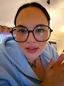 Snapshot of Jujuicy_97 chatting on June 12, 2026, 4:10 am Jujuicy 97 online show from June 12, 2026, 4:10 am