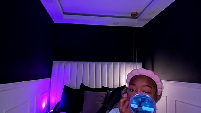 mia schwarz online show from April 10, 2026, 9:33 pm