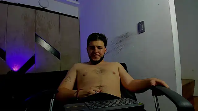 Snapshot of danielclarton1 chatting on October 3, 2025, 11:06 pm danielclarton1 online show from October 3, 2025, 11:06 pm