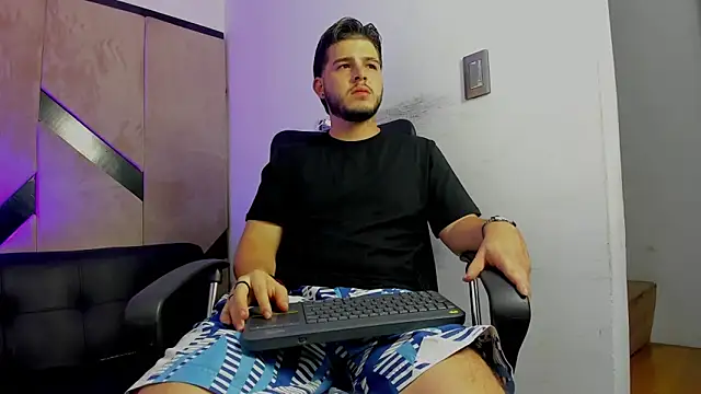 Snapshot of danielclarton1 chatting on October 6, 2025, 11:16 pm danielclarton1 online show from October 6, 2025, 11:16 pm